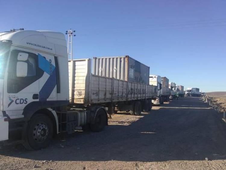 Operativo Cianuro: Cruz del Sur transportó 17 contenedores en Puerto Deseado para empresas mineras
