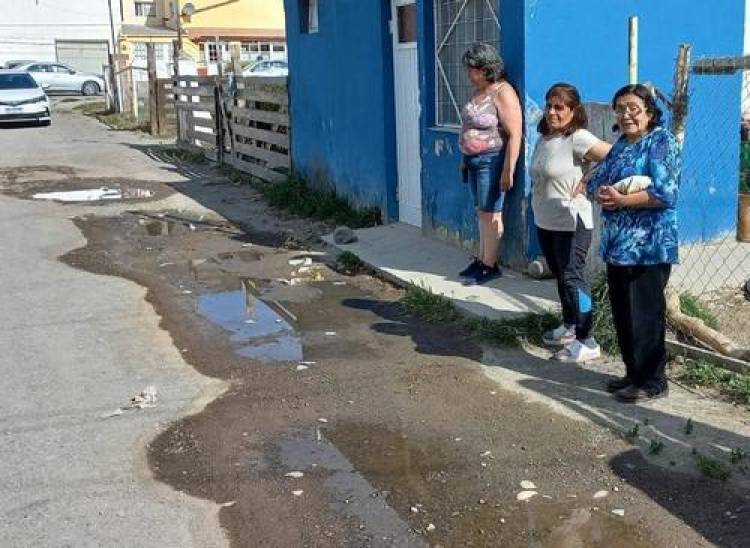 Preocupación en el barrio Las Piedras por desbordes cloacales